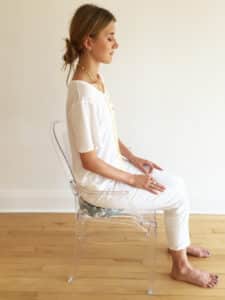 meditation assis sur chaise