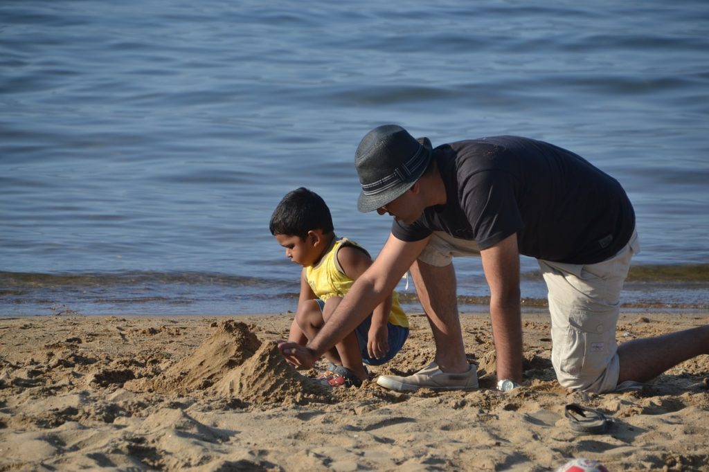 jeux père fils sur la plage, trouble attentionnel atténué par la motivation et les passions