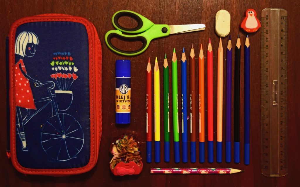 contenu d'une trousse d'écolier