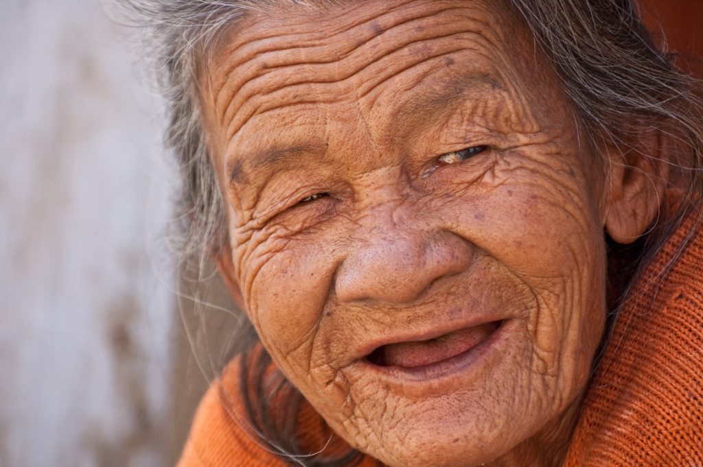 vieille femme d'Okinawa qui sourit